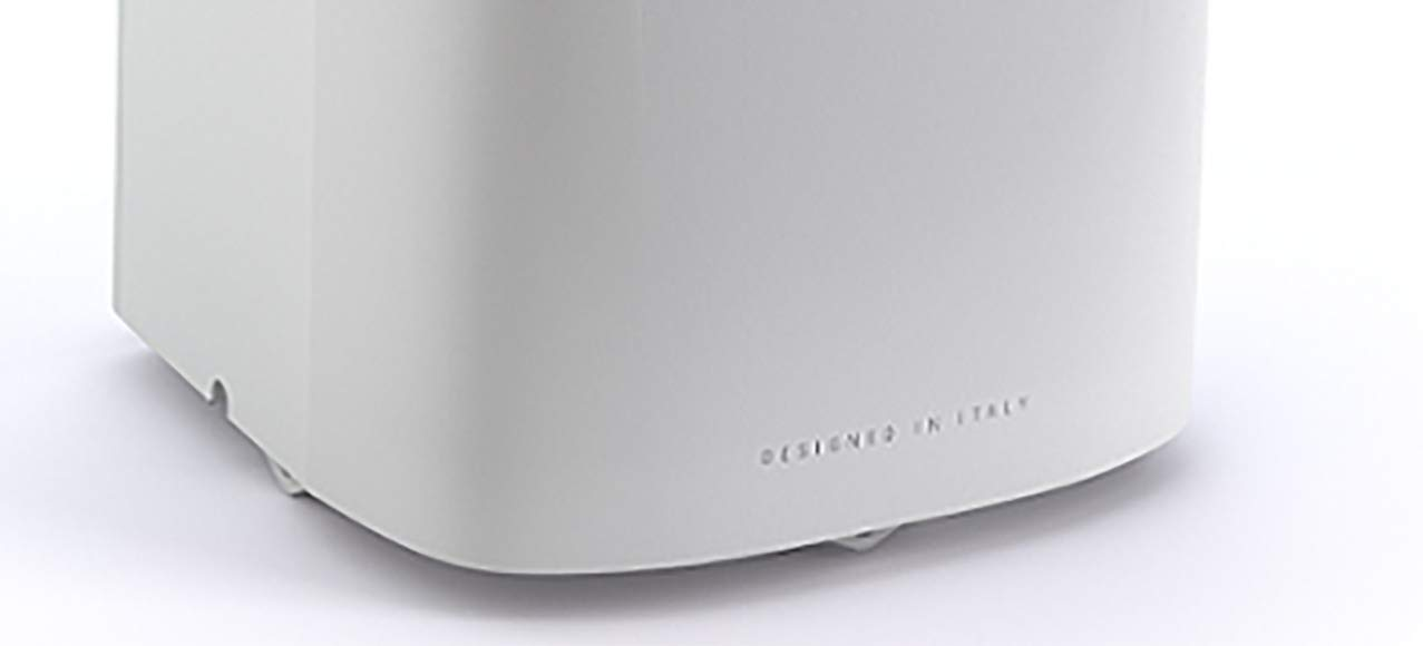 Base blanca con esquinas curvas y texto "DESIGNED IN ITALY".