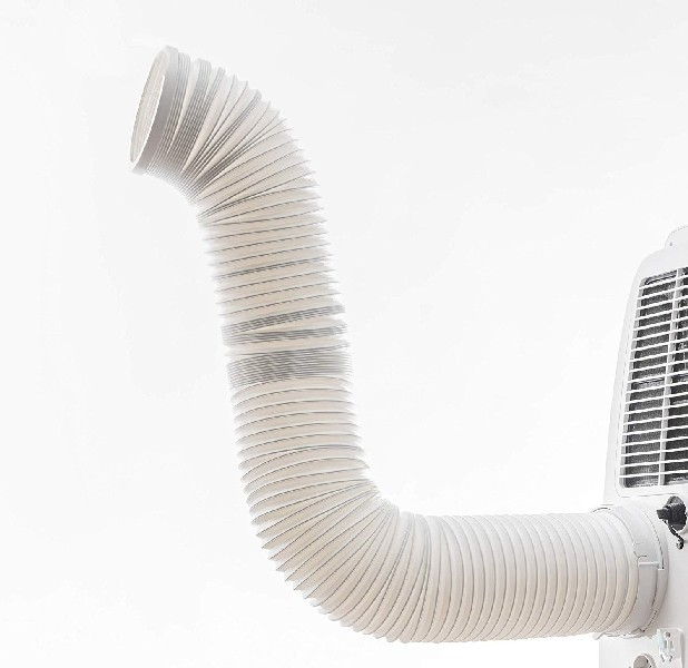 Aire acondicionado blanco con manguera flexible de escape blanca hacia arriba.