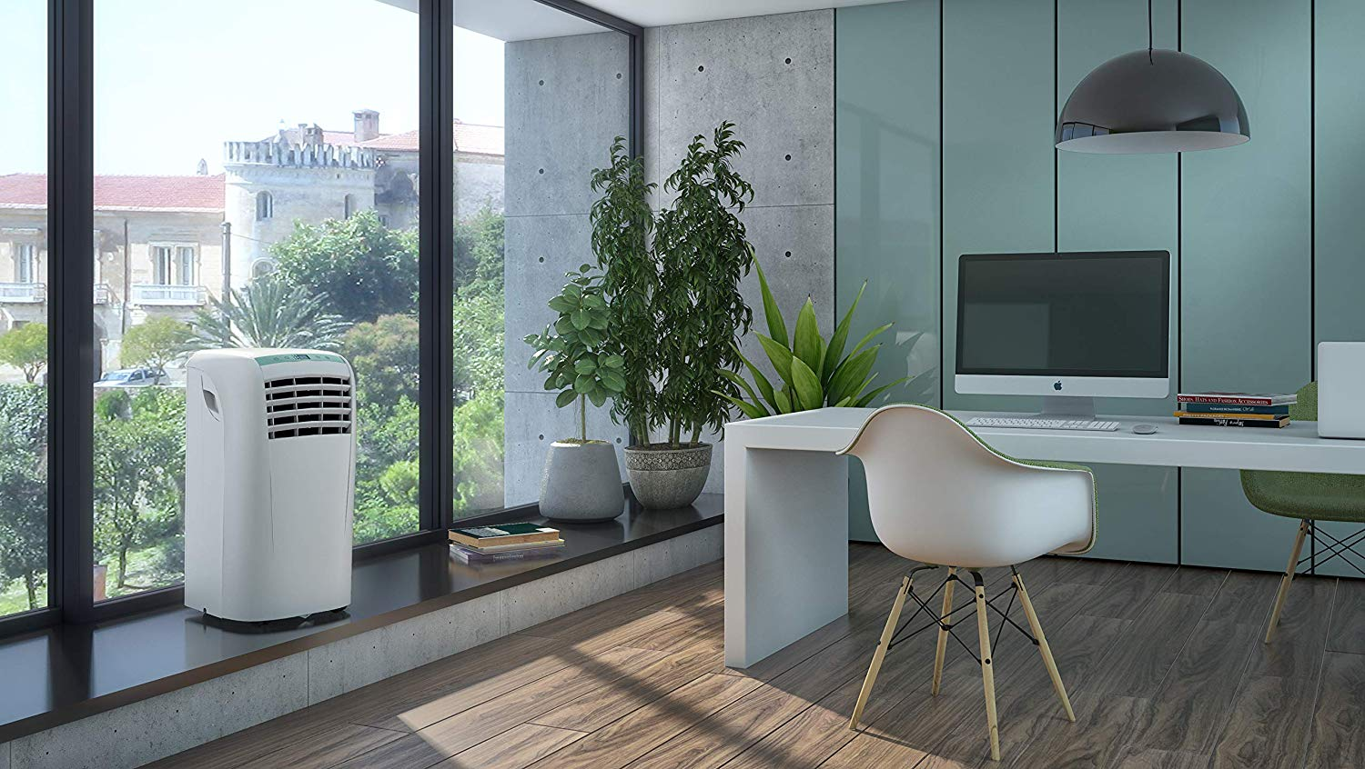 Una oficina con escritorio blanco, computadora, silla blanca y aire acondicionado junto a una ventana.