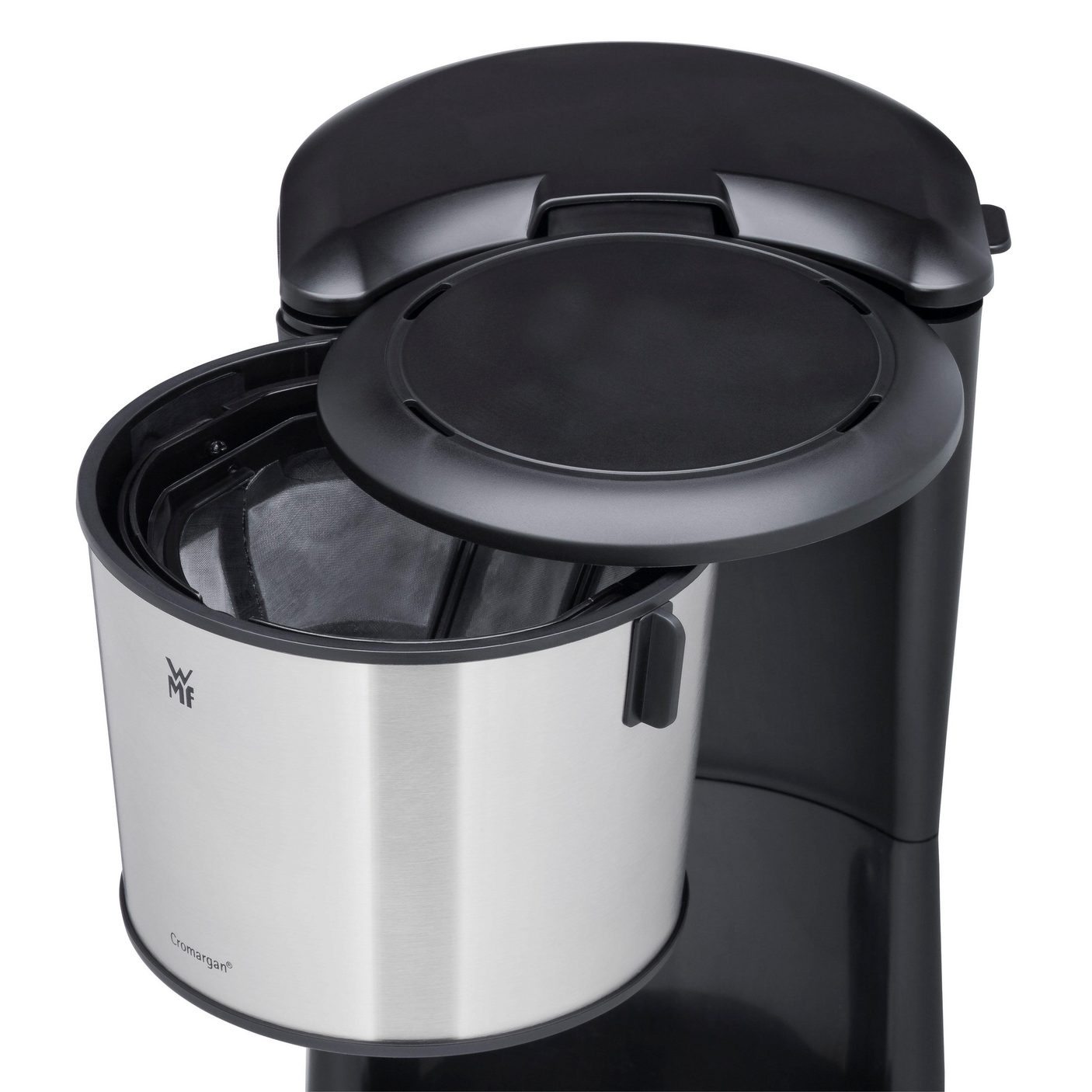 Kaffeemaschine mit schwarzem Oberteil und silbernem Behälter für Kaffee. Das Oberteil ist geöffnet, der Filterkorb sichtbar.