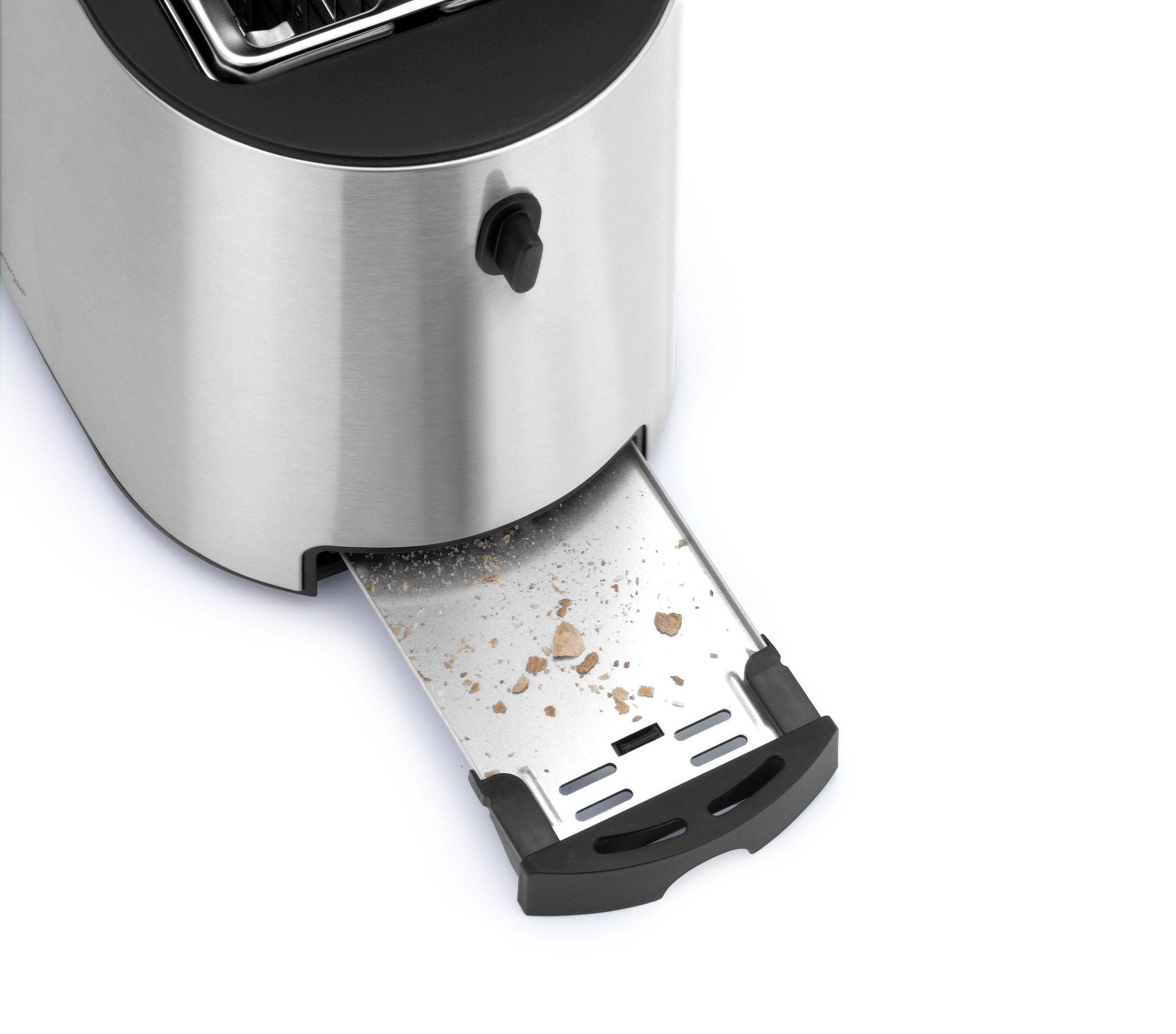 Ein Toaster aus Edelstahl, bei dem die Krümelschublade teilweise herausgezogen ist, mit Krümeln darin.