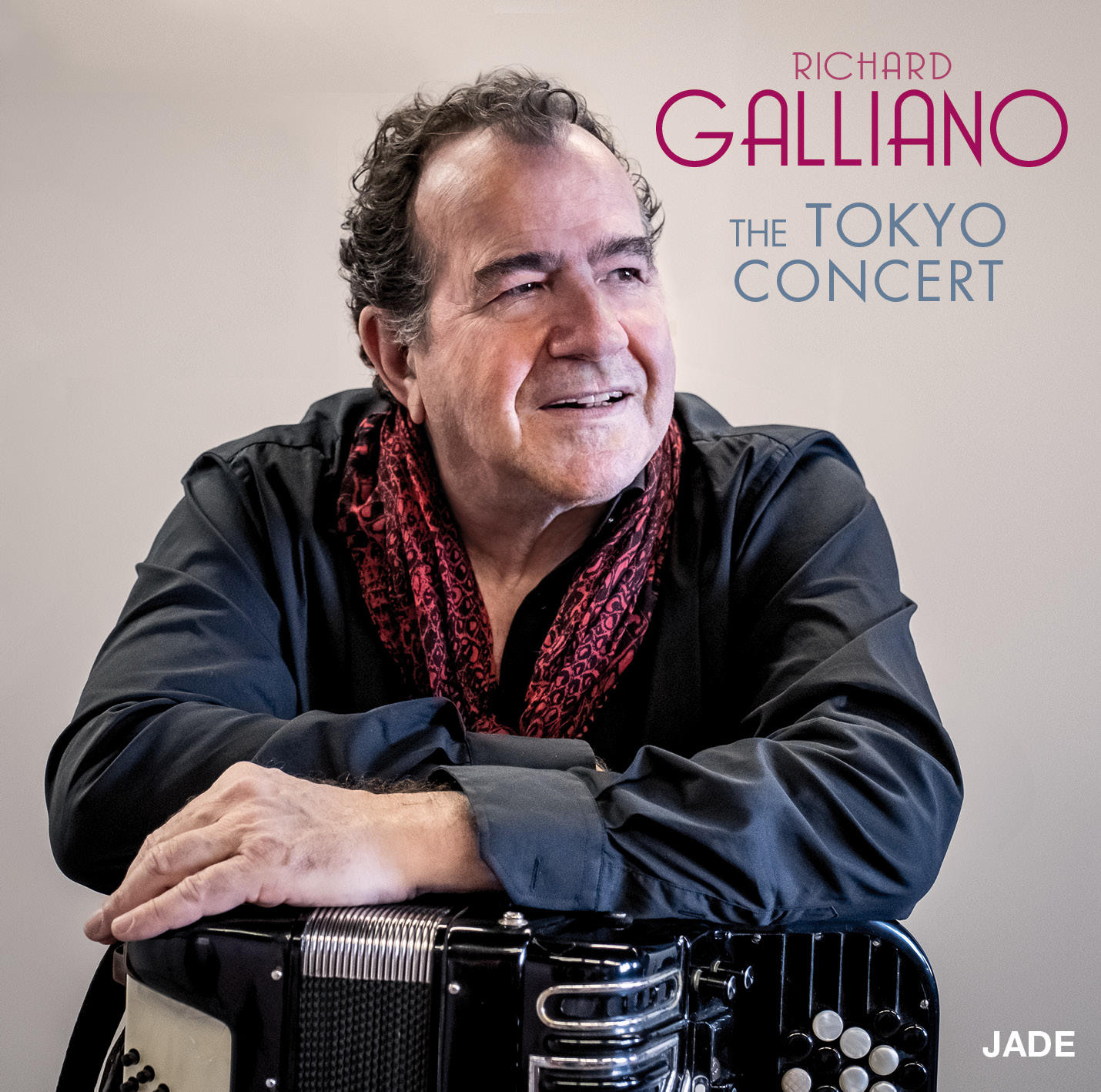 Pochette de l'album de Richard Galliano, The Tokyo Concert. Homme avec accordéon et écharpe rouge.