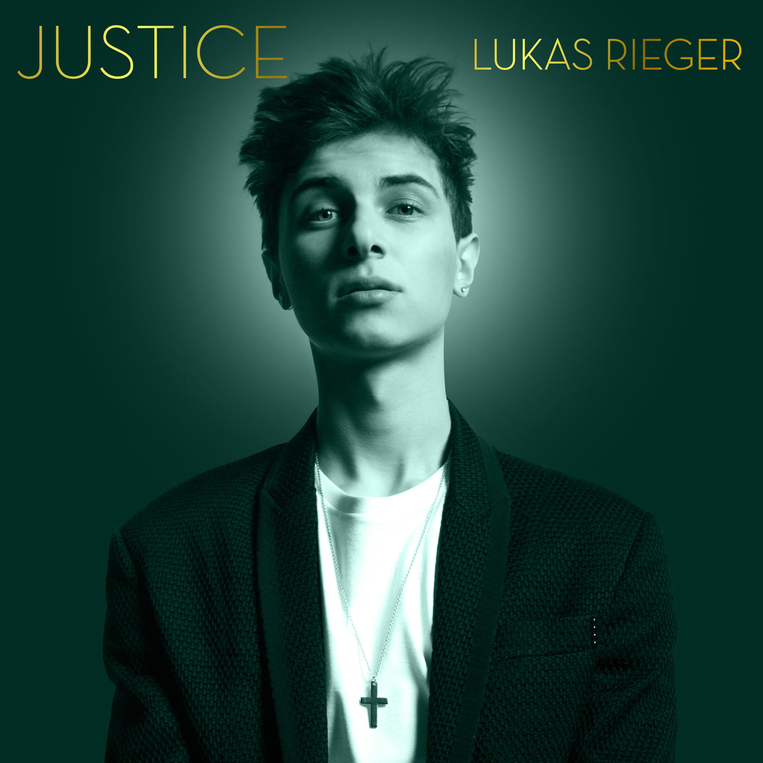 Eine Person mit dunklen Haaren wird gezeigt. Das Wort JUSTICE und LUKAS RIEGER stehen oben.