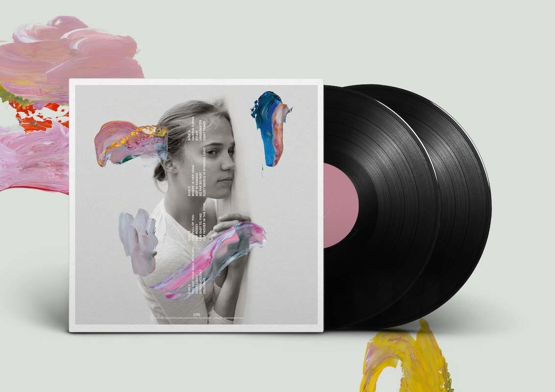 Vinyl-Schallplattenhülle mit Frau und bunten Farbstrichen. Zwei schwarze Platten.