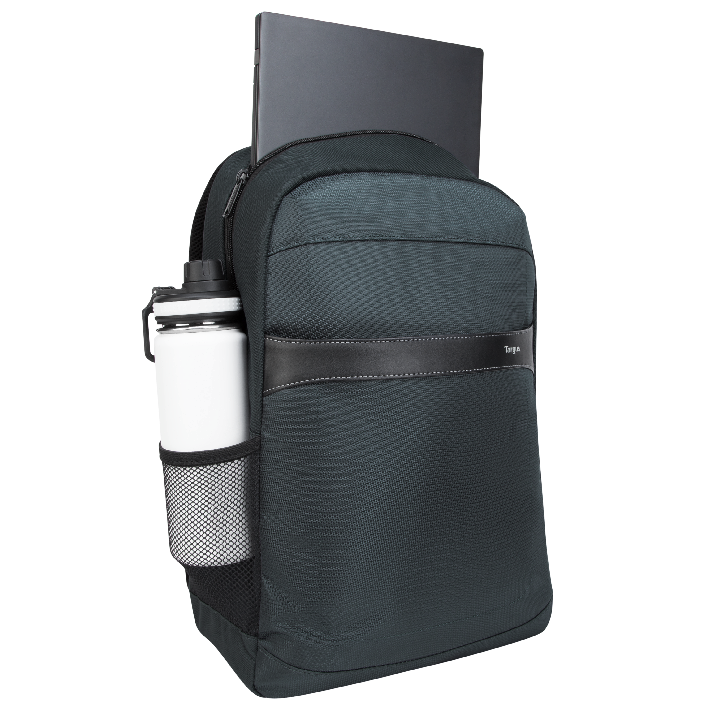 Schwarzer Rucksack mit Laptop und weißer Wasserflasche in der Seitentasche.