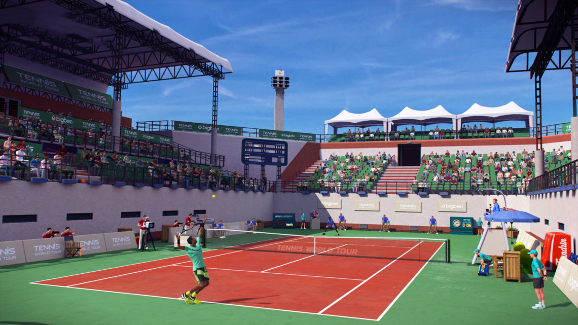 Court de tennis avec joueurs. Stade avec spectateurs, ciel bleu. Logo Tennis World Tour visible.