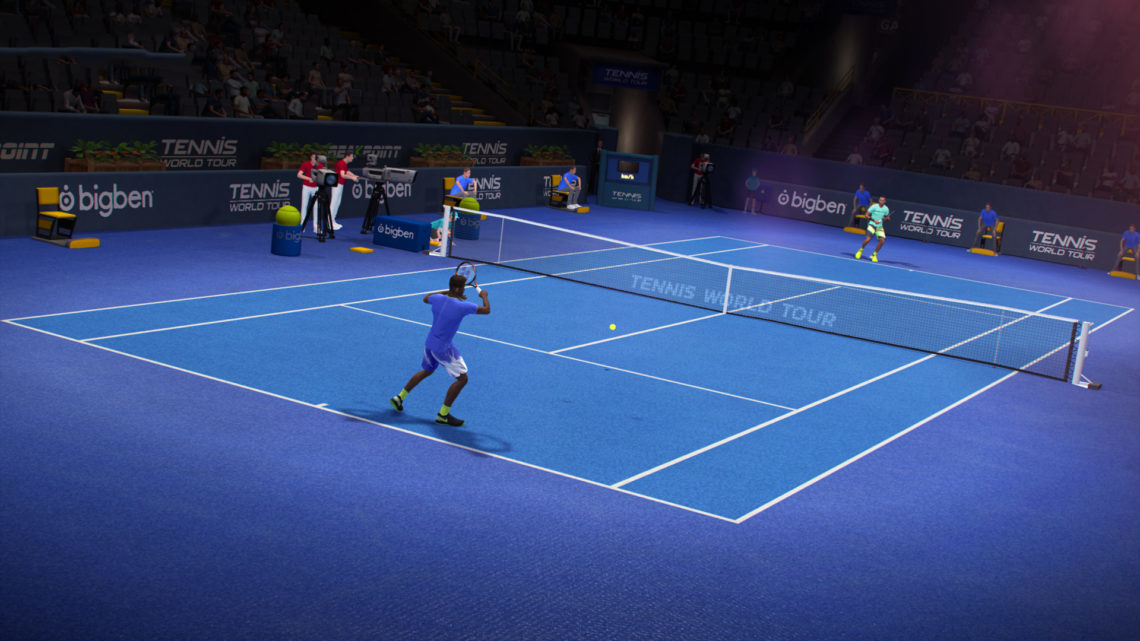 Match de tennis dans un stade. Deux joueurs sur un court bleu, balle en l'air, foule en arrière-plan.