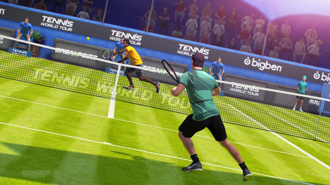 Match de tennis, joueurs sur un court vert avec le filet. Spectateurs et banderoles en arrière-plan.