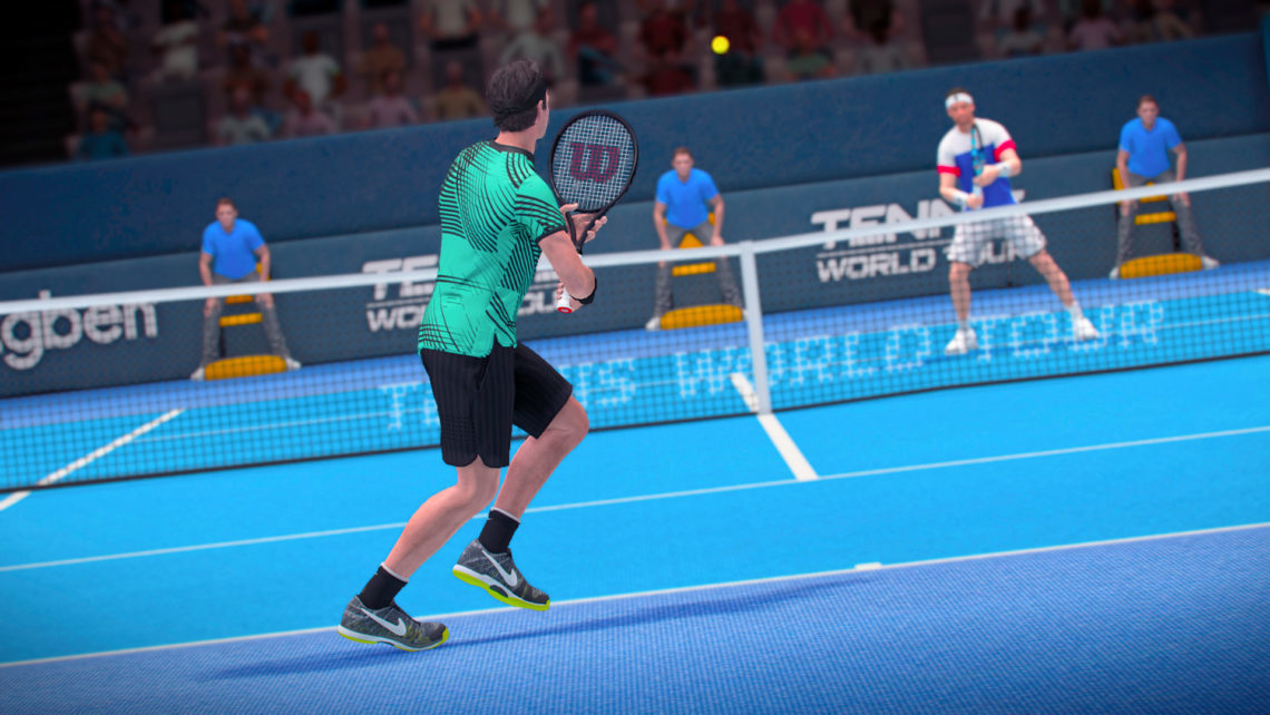 Joueurs de tennis jouant sur un court bleu, avec public.