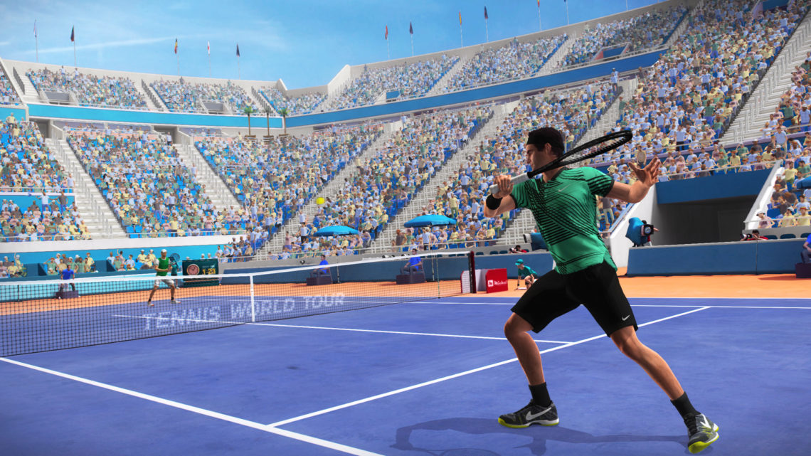 Joueur de tennis frappant une balle sur un court bleu, public.