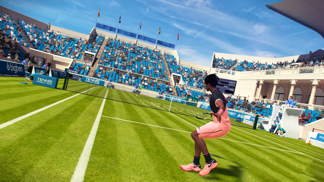 Match de tennis sur un court vert. Un joueur en plein swing, spectateurs en arrière-plan.