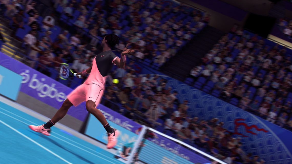 Joueur de tennis en tenue rose frappant une balle, dans un stade.