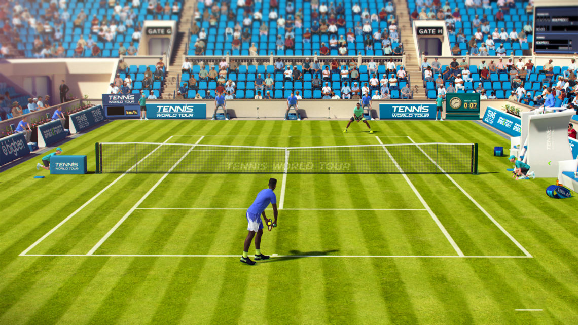 Scène de court de tennis avec joueurs, filet et spectateurs en arrière-plan.