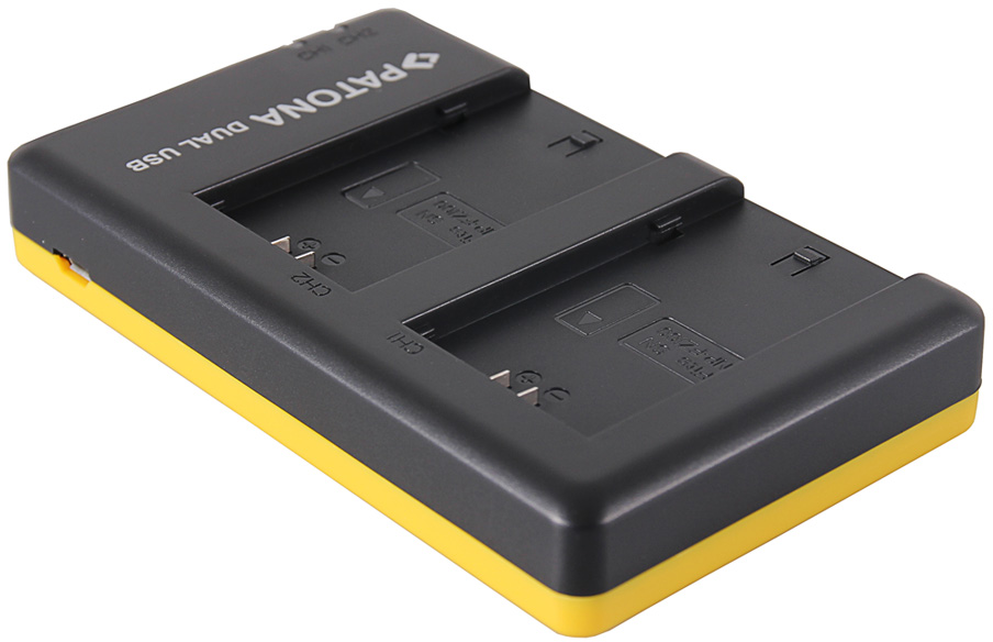 Un chargeur de batterie double USB noir avec une base jaune. Le chargeur a deux fentes.