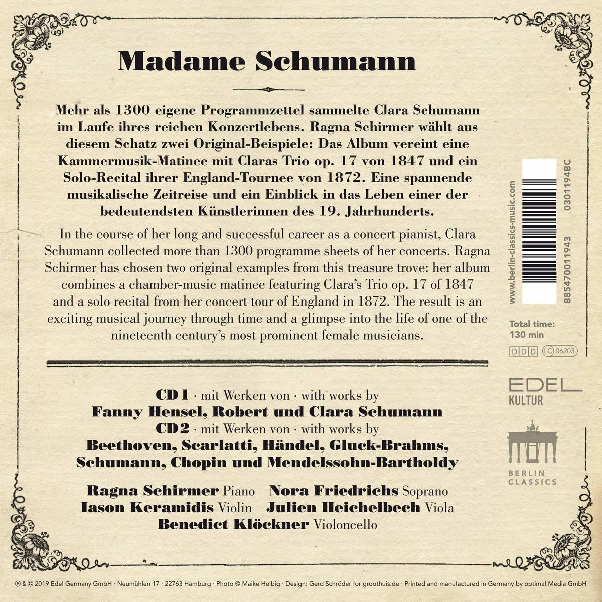 Textgefülltes Blatt mit Text über eine Pianistin und ihre Tournee. Schwarz-weißes Design.