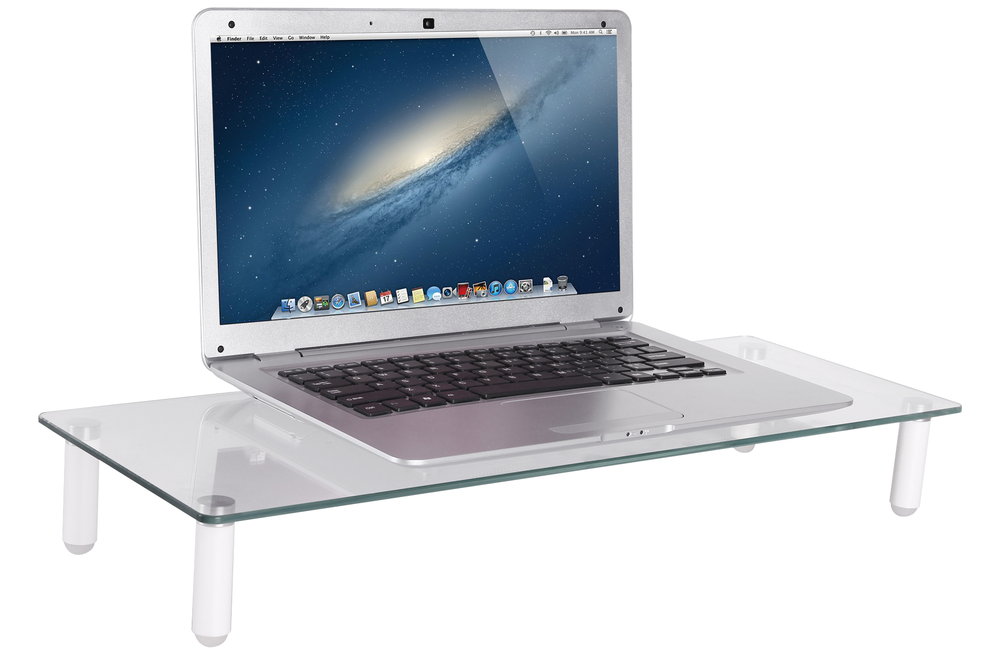Laptop-Computer auf einem transparenten Glasständer mit weißen Beinen. Der Bildschirm zeigt Galaxie.