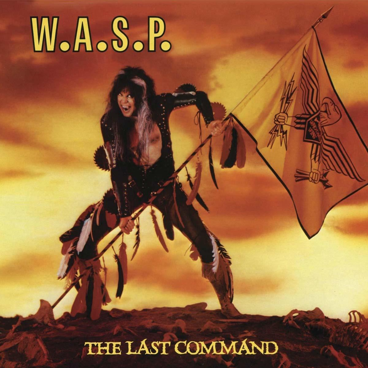Albumcover. Ein Mann mit langen Haaren hält eine Flagge. Der Titel lautet W.A.S.P. The Last Command.