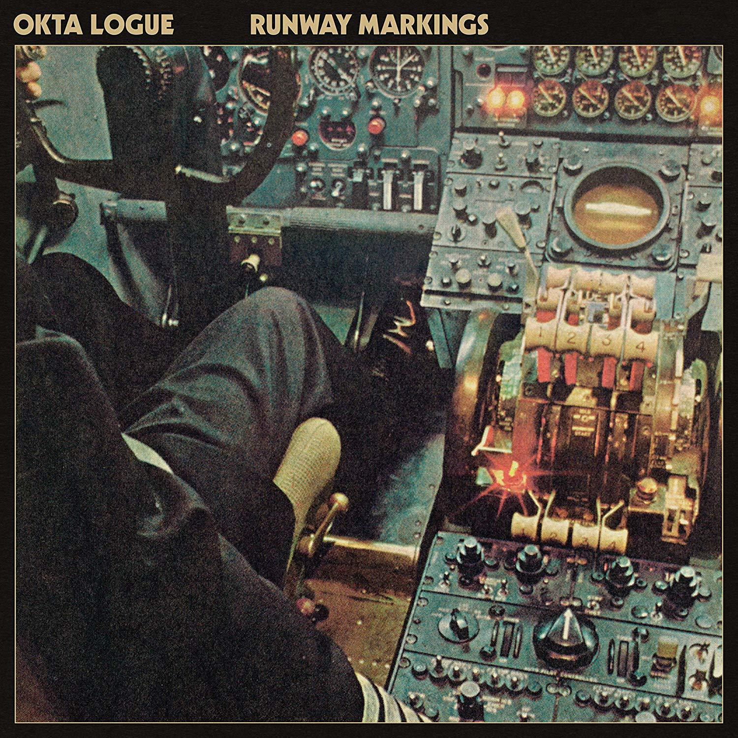 Ein Albumcover mit einem Cockpit eines Oldtimer-Flugzeugs. Der Albumtitel lautet "Runway Markings".