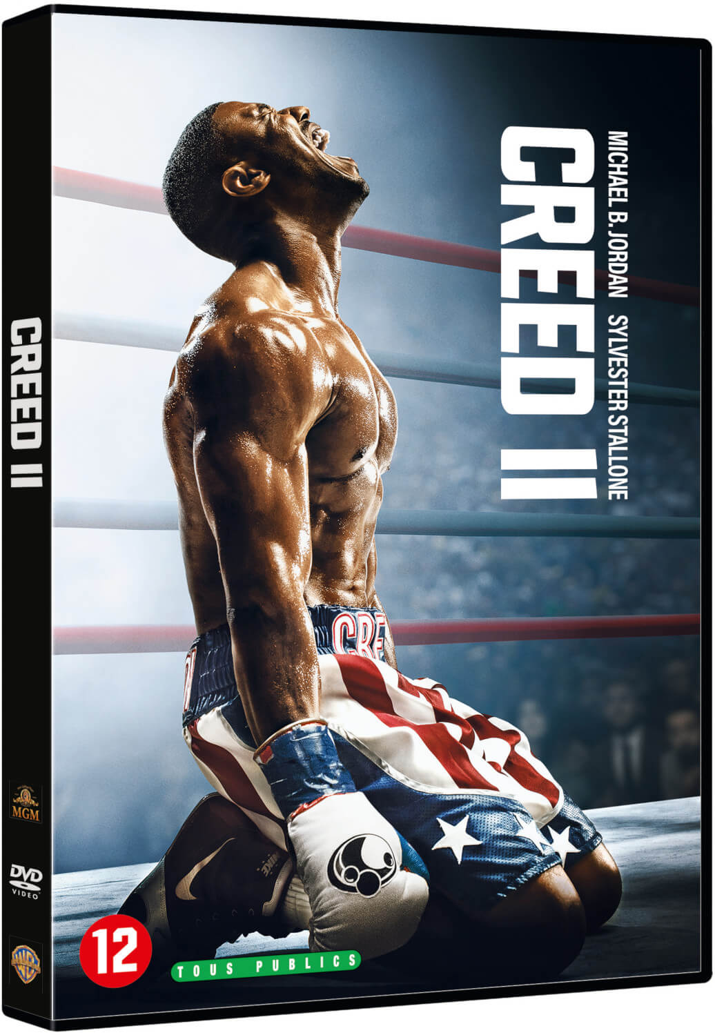 Couverture du DVD du film Creed II. Un homme noir musclé en short de boxe s'agenouille, regardant vers le haut, ému.