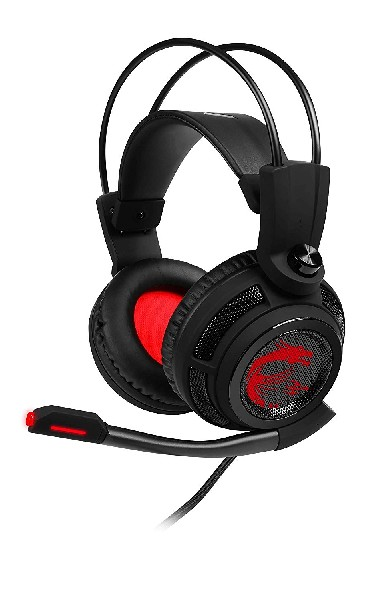 Auriculares gaming negros con detalles rojos, un micrófono y un cable sobre fondo blanco.