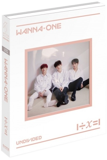Album borítója három férfival. Fehér doboz szöveggel, képpel és a 'WANNA ONE UNDIVIDED' szavakkal.