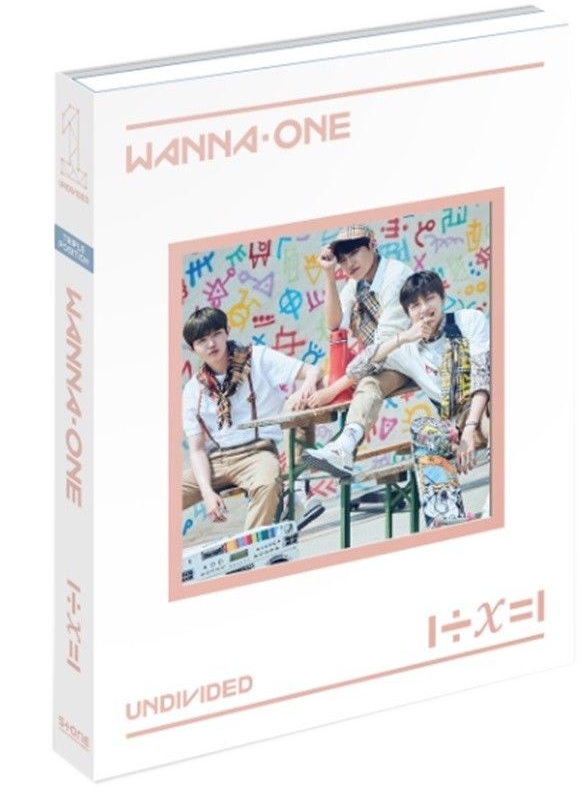 A Wanna One fehér album borítója, három férfival, alkalmi ruhában, rózsaszín háttérrel. Az Undivided felirat olvasható.
