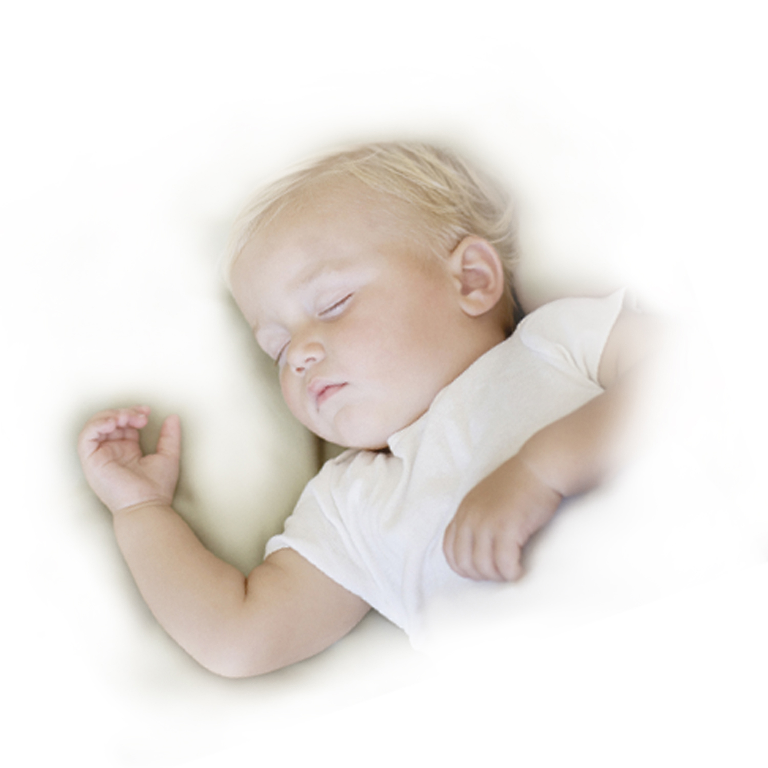 Schlafendes Baby mit blonden Haaren, weißem Hemd, auf weicher Oberfläche.