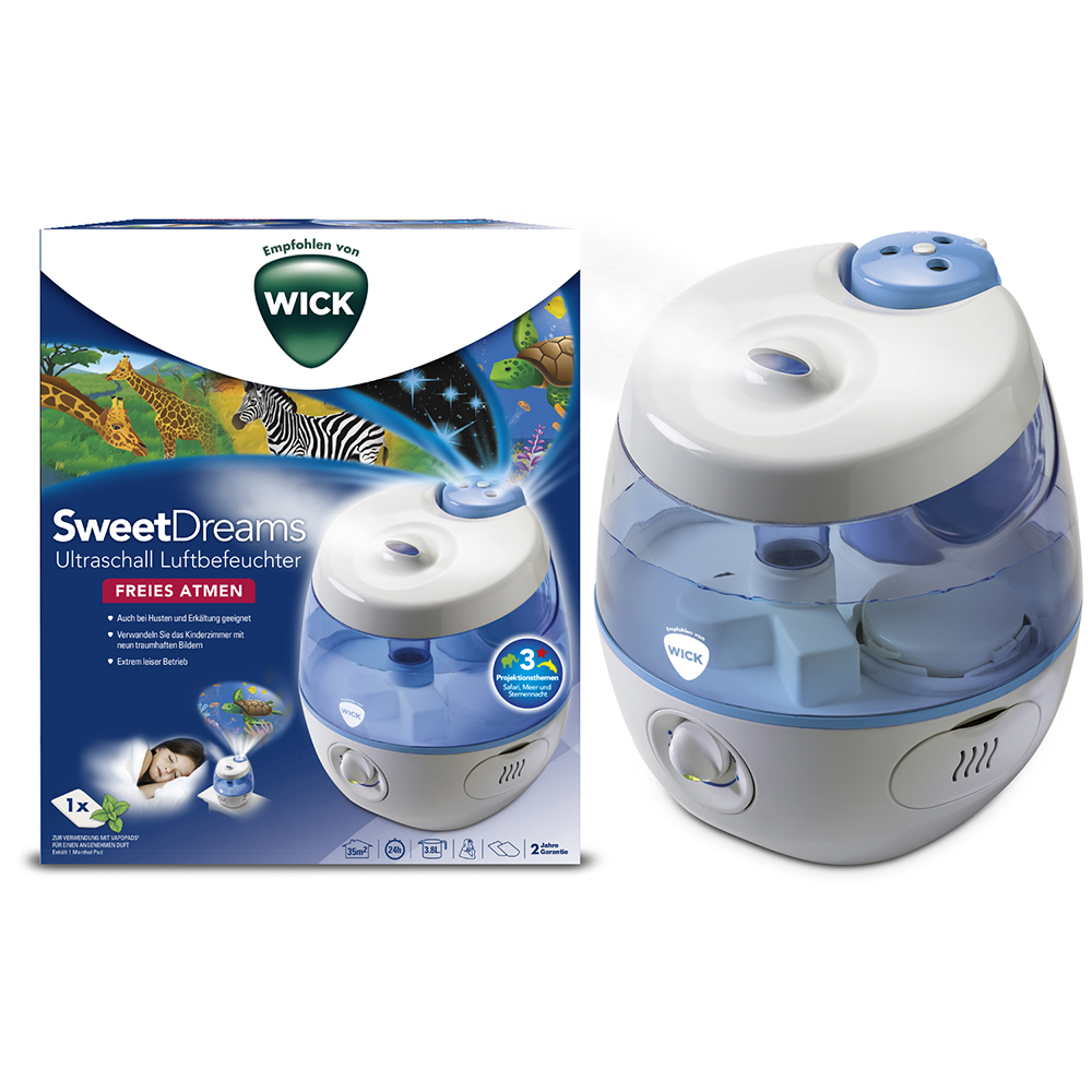Ein weiß-blauer WICK SweetDreams Ultraschall-Luftbefeuchter mit einer Box, beide auf weißem Untergrund.
