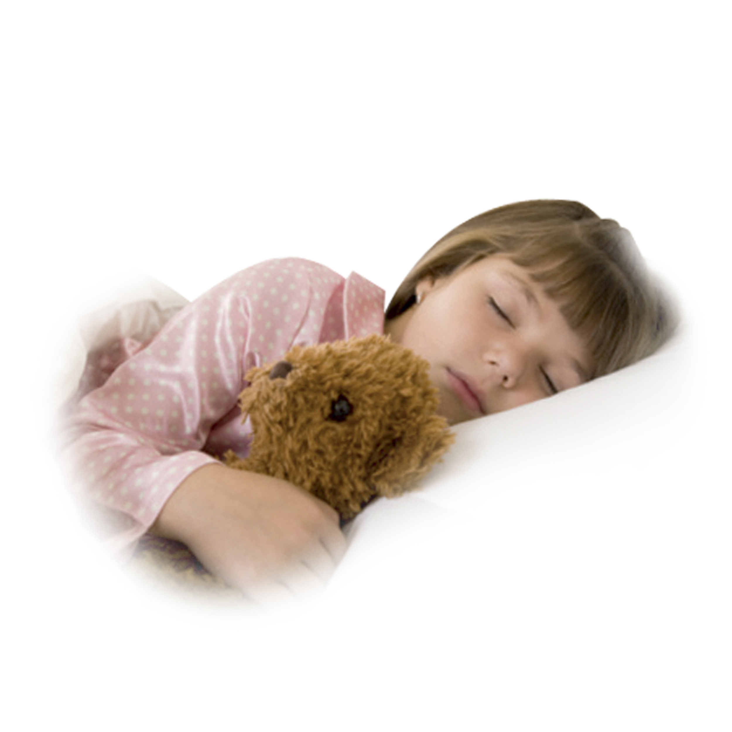 Ein schlafendes junges Mädchen, das einen Teddybären auf einem weißen Kissen umarmt.