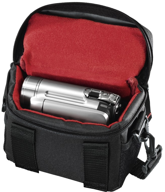 Una videocamera d'argento è all'interno di una custodia nera con interno rosso. La custodia è aperta, mostrando la telecamera e la fodera.