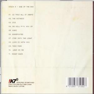 Rückseite einer CD-Hülle mit Titelliste und Barcode. Beigefarbener Hintergrund, brauner Rand.