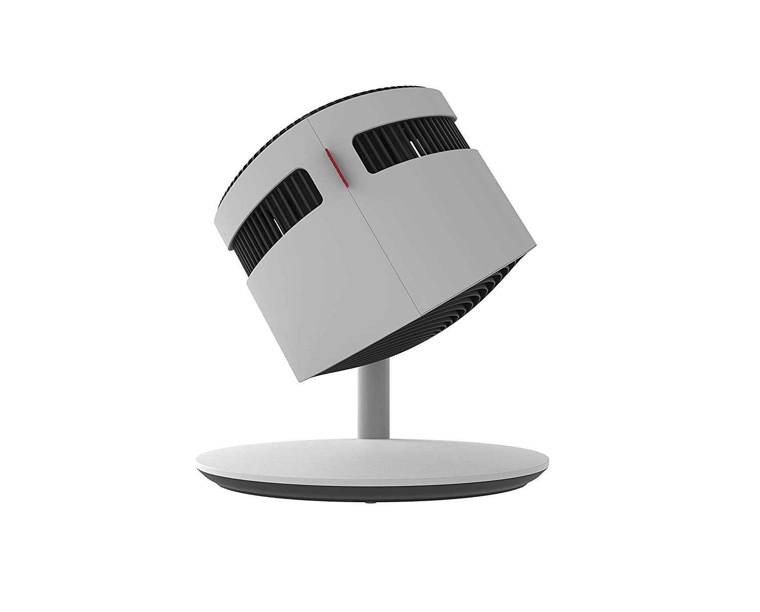 Ventilateur blanc et noir sur pied. Il est incliné vers le haut. Le fond est blanc.