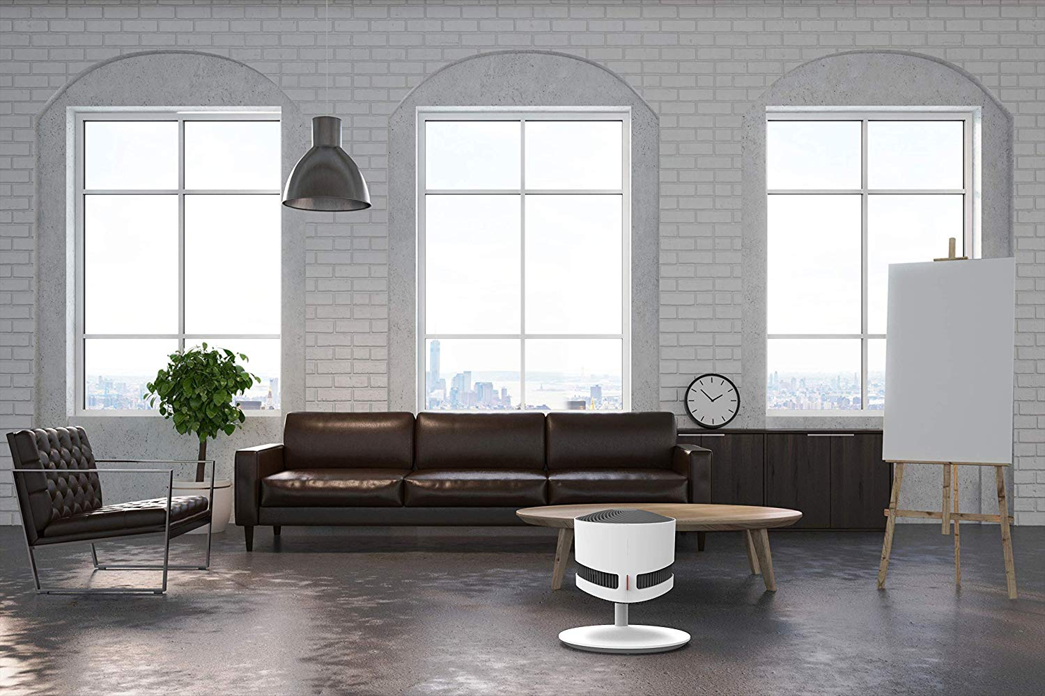 Intérieur de loft moderne avec murs en briques, trois fenêtres, un canapé en cuir et des œuvres d'art.