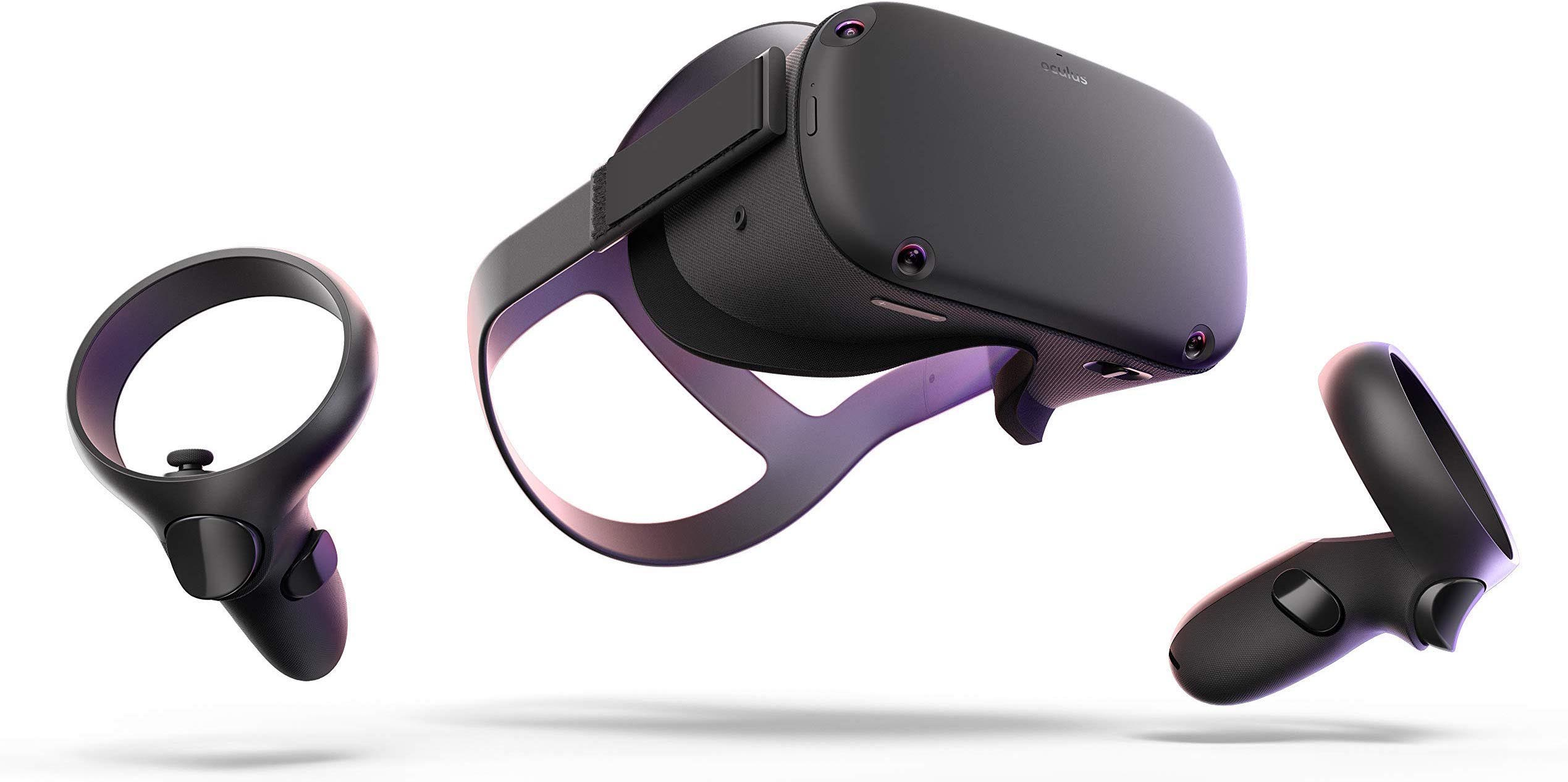 Oculus VR-Headset mit zwei Controllern. Alle Artikel sind schwarz und vor weißem Hintergrund isoliert.