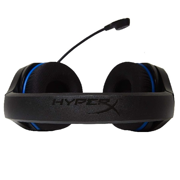 Auriculares para juegos negros y azules con micrófono, sobre fondo blanco.