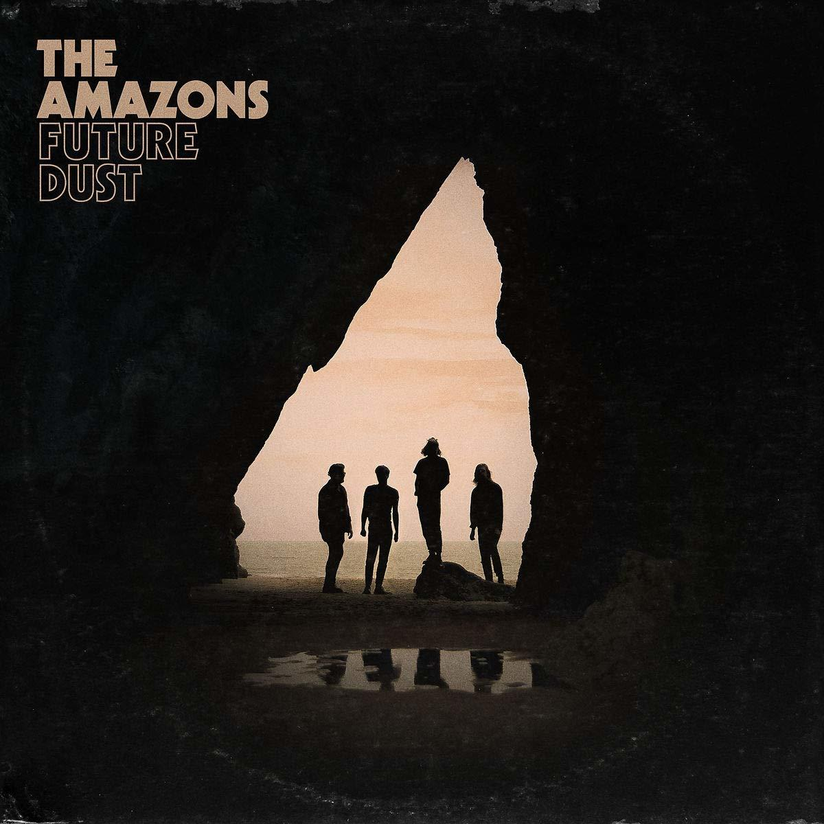 Albumhoes met vier mensen silhouet in een opening van een grot.