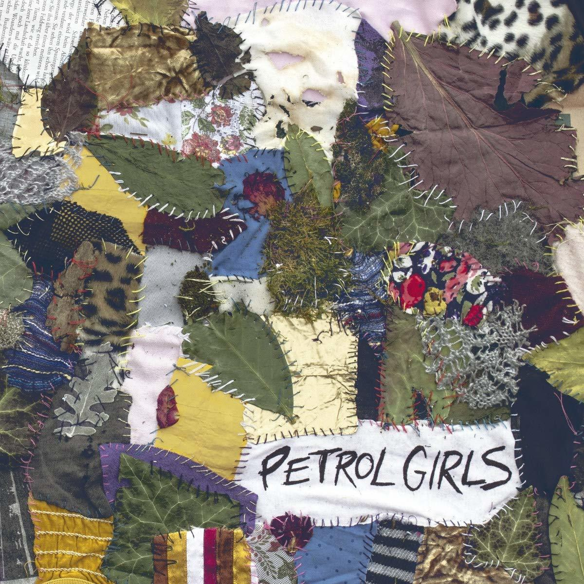 Eine Stoffcollage mit verschiedenen Texturen und Farben, mit einem weißen Etikett mit der Aufschrift Petrol Girls.