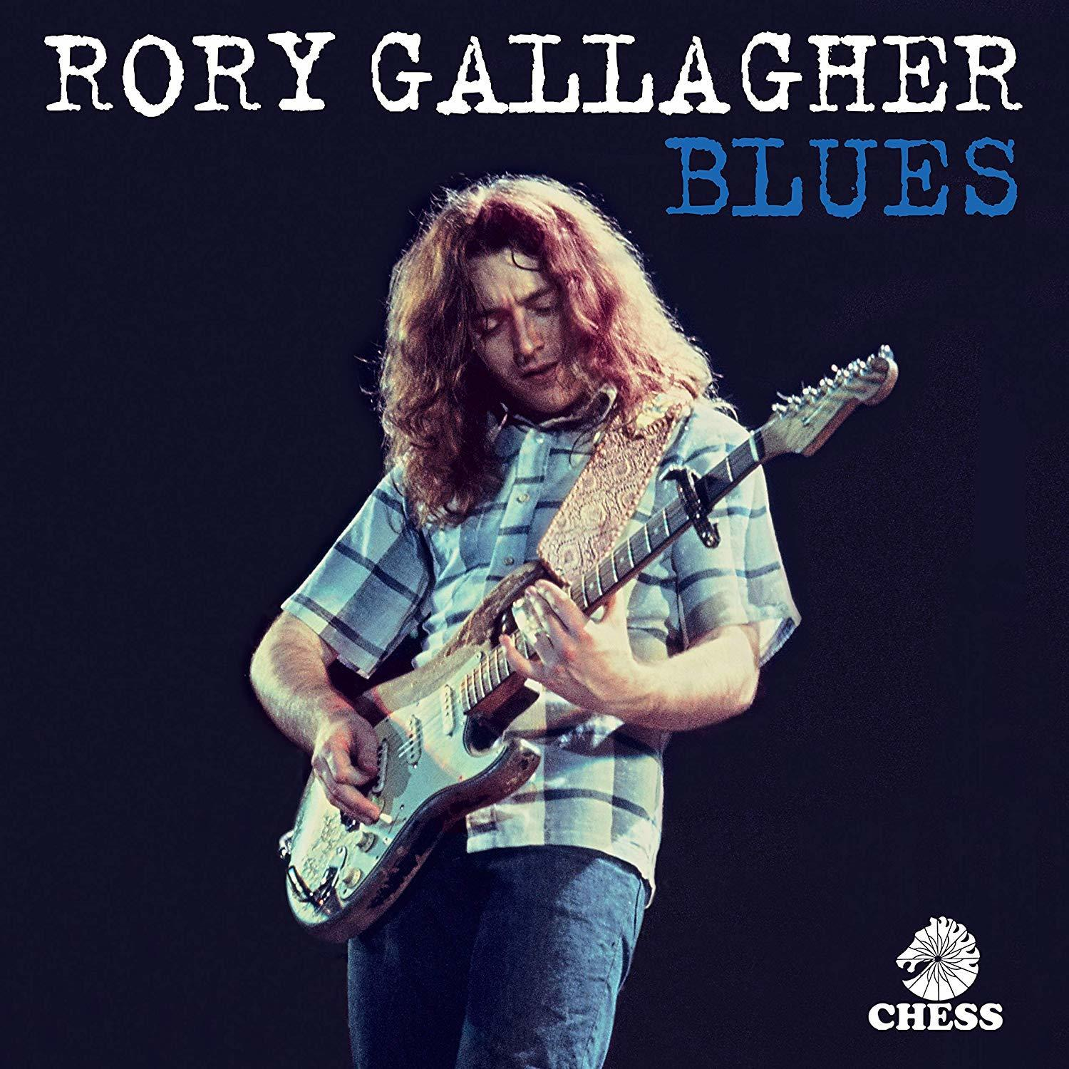 Albumcover für Rory Gallagher Blues. Rory Gallagher spielt Gitarre auf einer Bühne. Der Hintergrund ist dunkel.