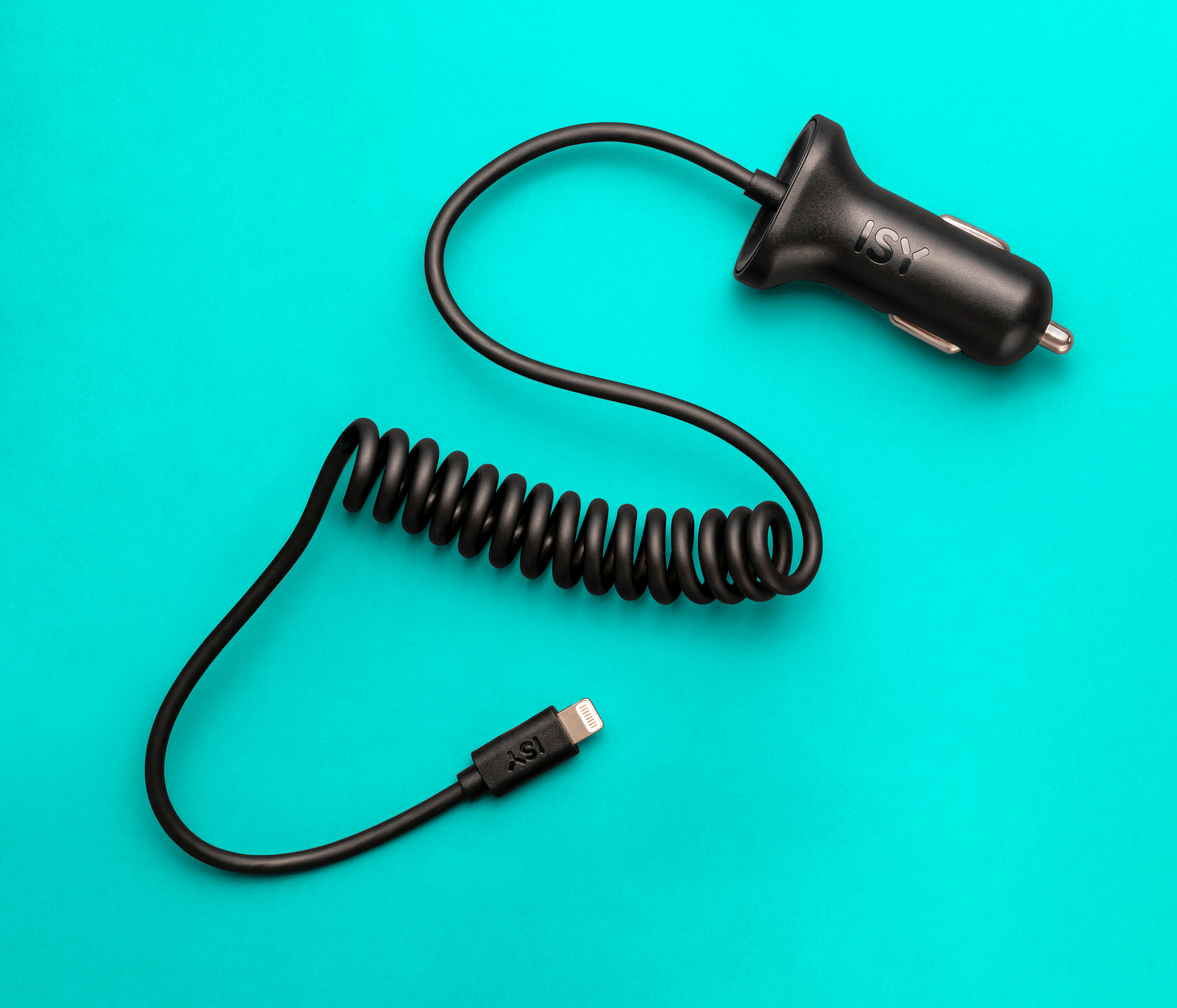Câble de chargement spiralé noir pour voiture, avec connecteur Lightning. Sur fond turquoise.