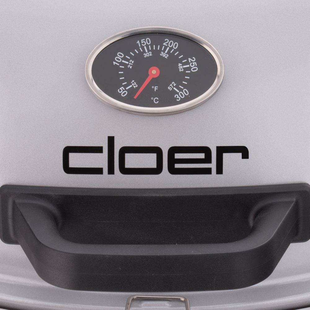 Silberne Oberfläche mit Griff, Temperaturanzeige und dem Wort 'cloer'.