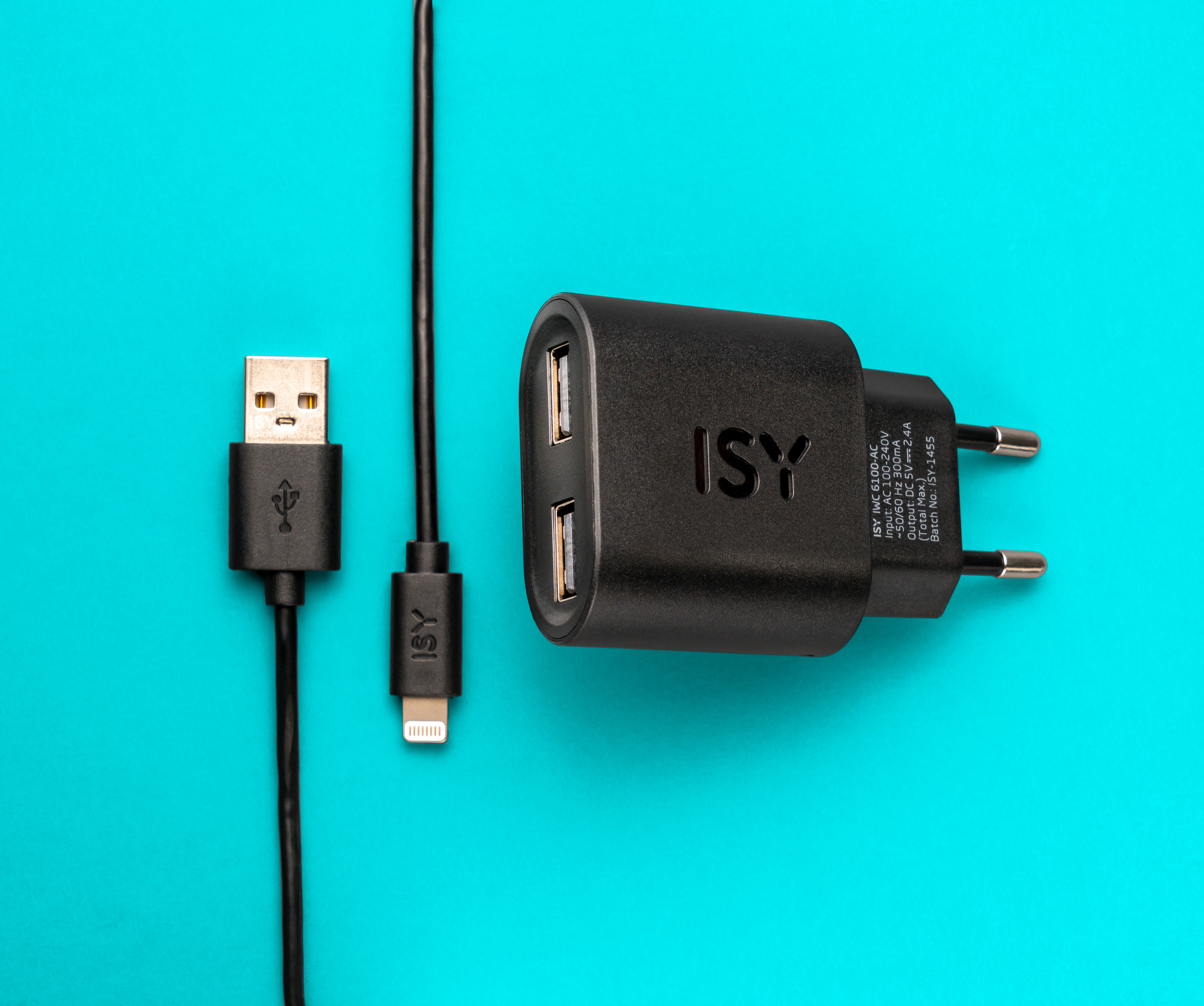 Schwarzes ISY USB-Ladegerät mit zwei USB-Anschlüssen, einem Lightning-Kabel und einem USB-Kabel.