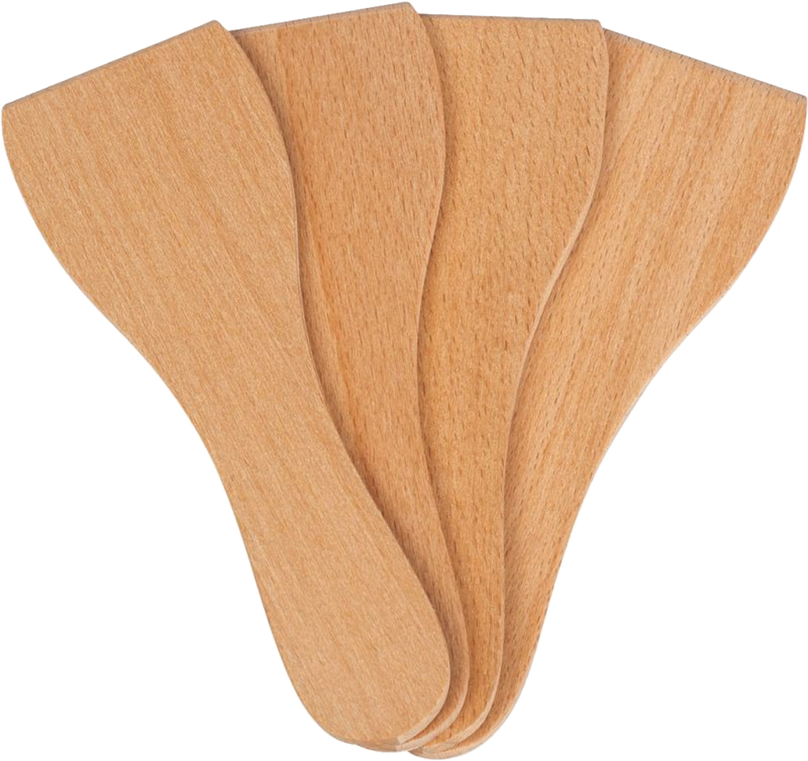 Quatre spatules en bois en éventail, couleur brun clair, sur fond noir.