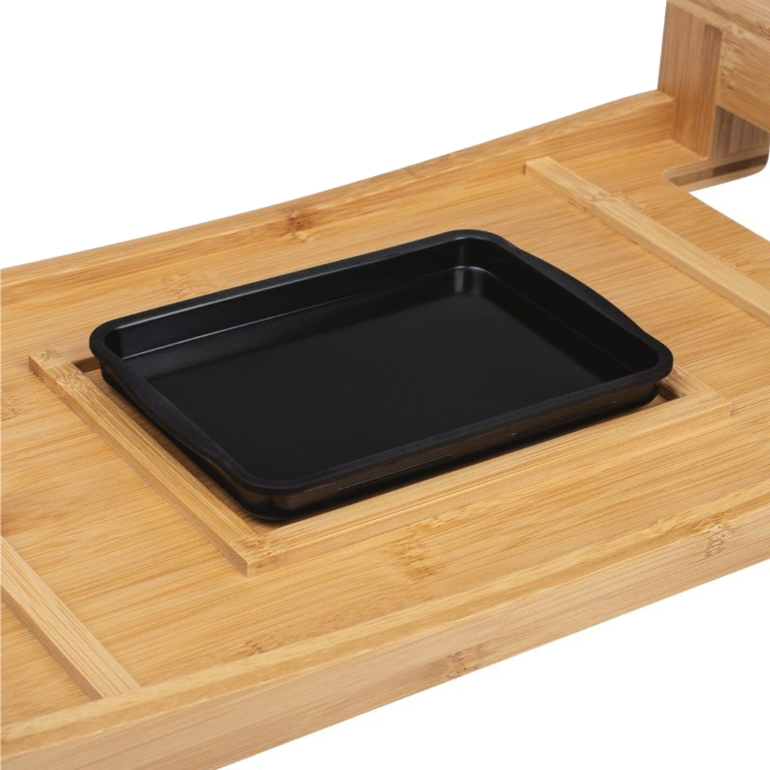 Plateau en bambou avec un insert rectangulaire noir. La surface est lisse et veinée de bois.