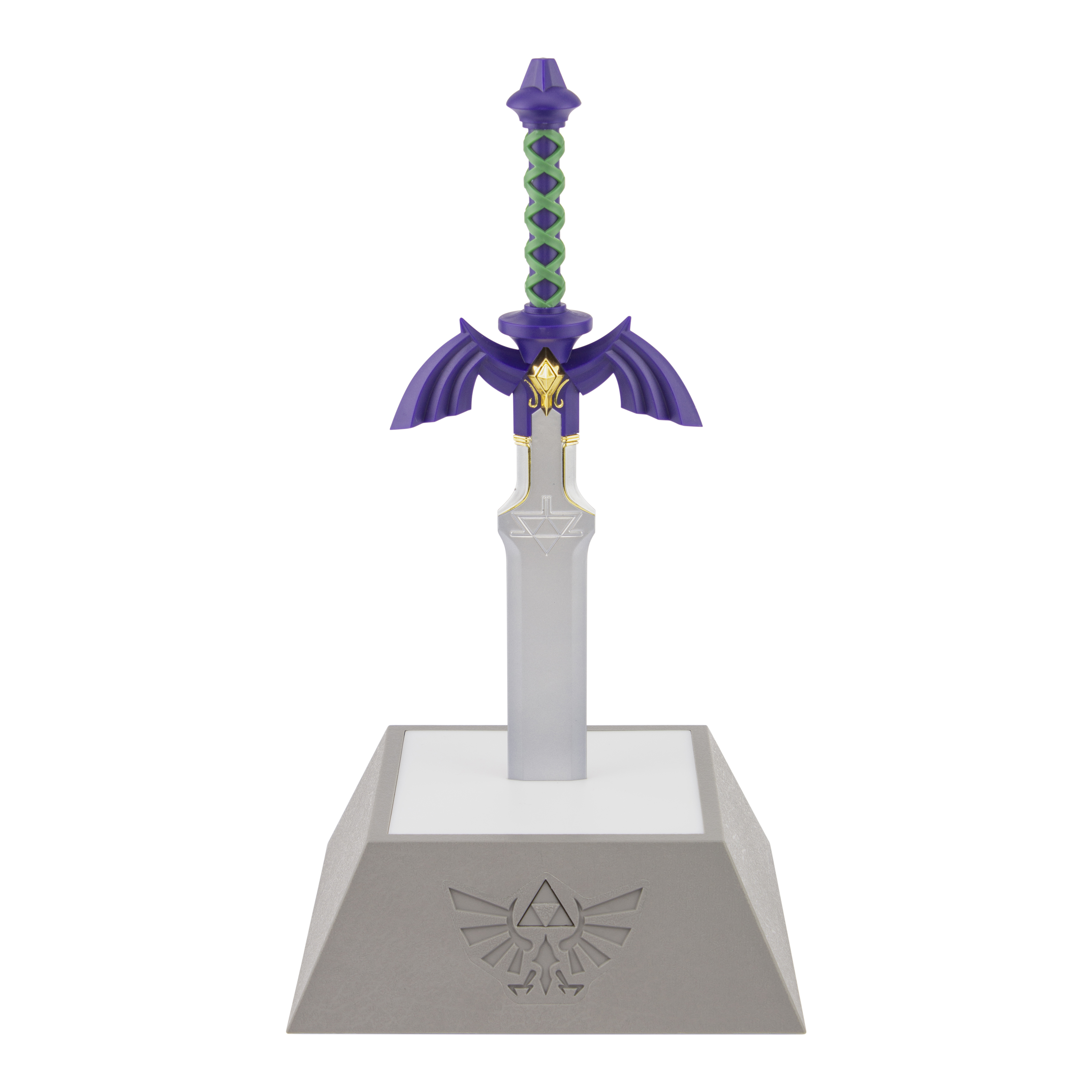 Zelda Master-Schwert-Replik auf grauem Sockel, mit Triforce-Logo. Das Schwert ist lila und grün.