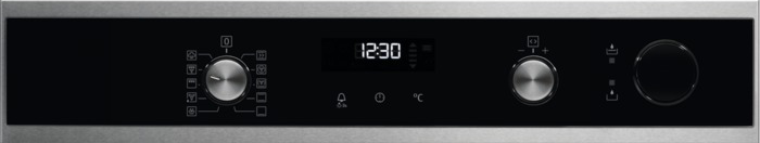 Fém és fekete sütő vezérlőpanel digitális órával és gombokkal.