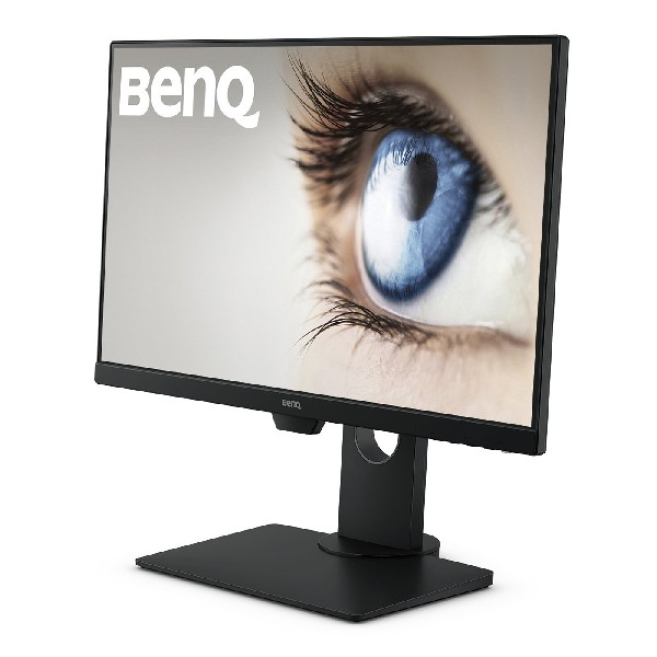 Monitor BenQ, vista en ángulo. Muestra un primer plano de un ojo. Marco y soporte negros, fondo blanco.