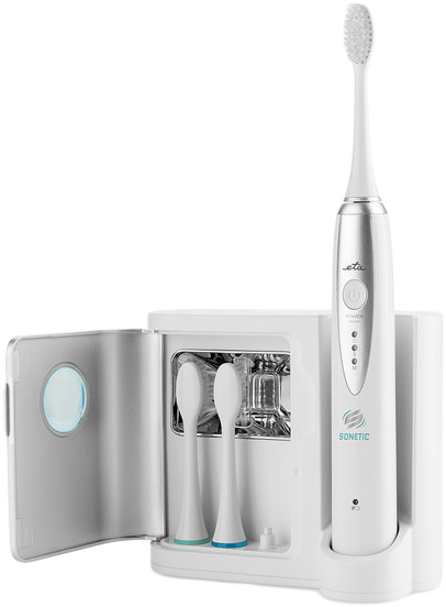 Elektromos fogkefe és töltő készlet. Fehér háttér.