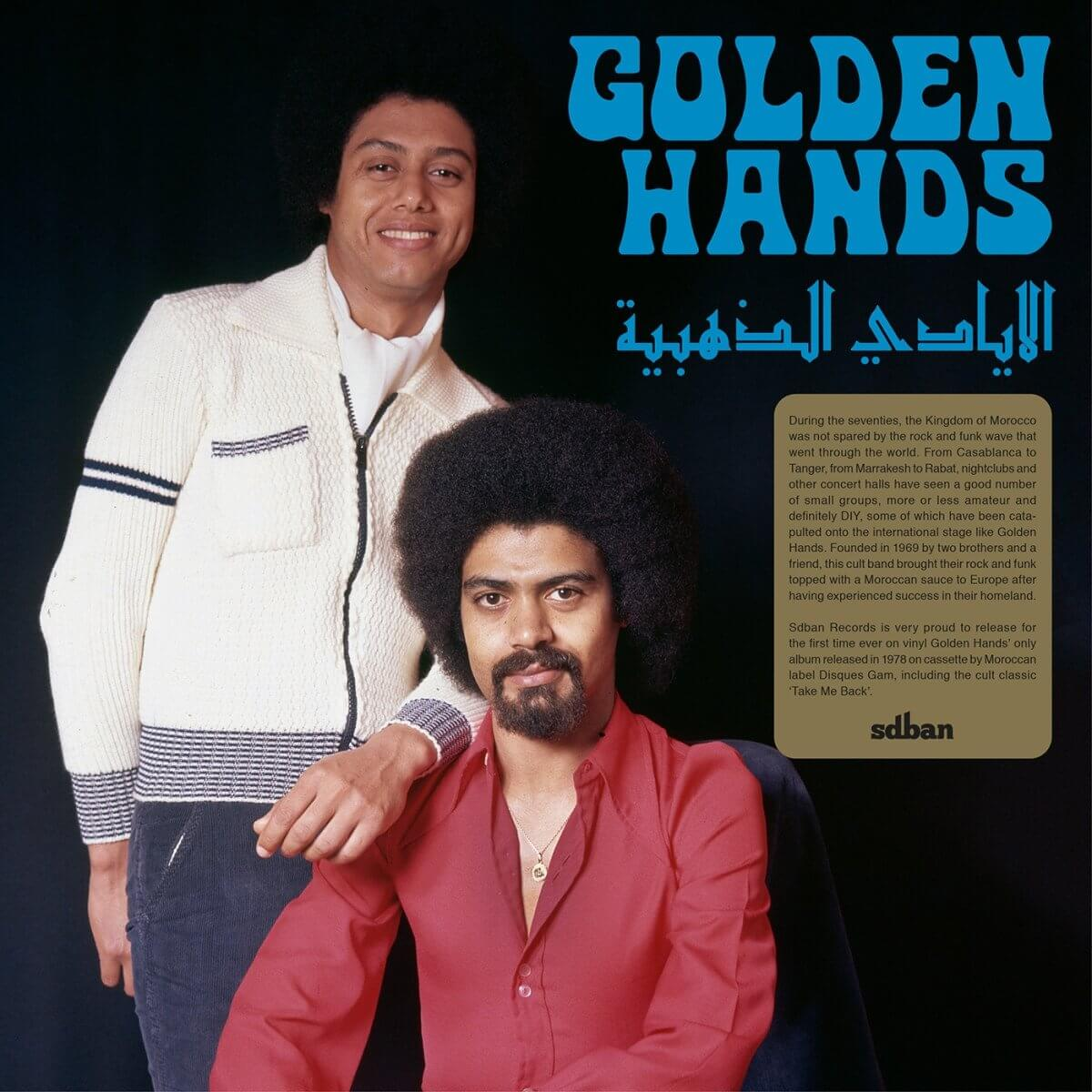 Albumhoes met twee mannen in retro-outfit, blauwe achtergrond en Arabische tekst. Titel: Golden Hands.