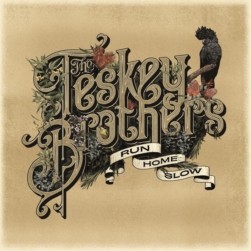 Albumcover: The Teskey Brothers in kunstvollen Buchstaben mit Flora und einem schwarzen Kakadu.