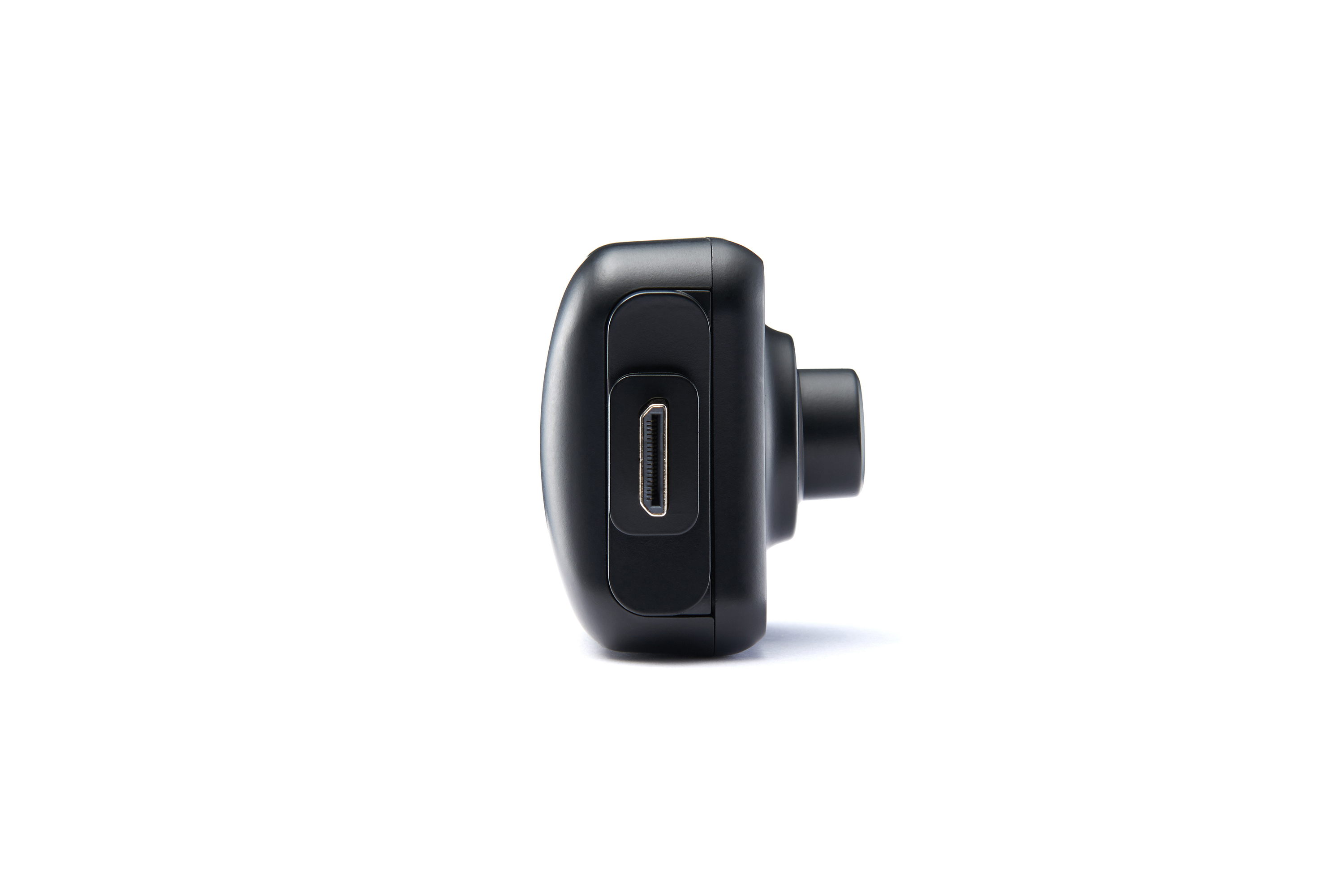 Schwarze Kamera, Seitenansicht, USB-Anschluss sichtbar.